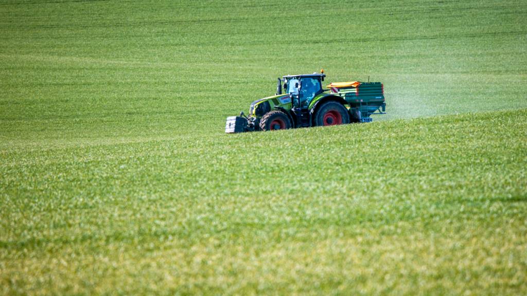 Mineraliendünger ist nicht essbar - aber er hilft, die Menschheit zu ernähren. Denn ohne Dünger wären die Ernten sehr viel niedriger. (Archivbild)