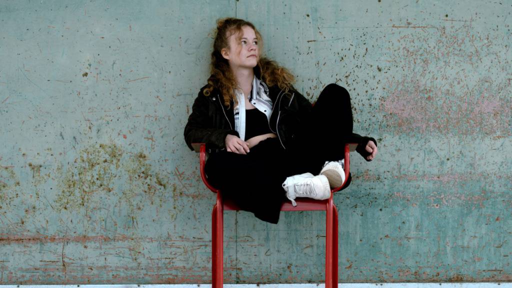 Olga Lakritz veröffentlicht mit «so öppis wie d wahrheit» ihren zweiten Roman und gleichzeitig ihren ersten in Mundart. Ein linker Aktivist ist unter den Händen der Polizei gestorben. Die Ich-Erzählerin, seine Freundin, wird in ihrer Trauer auf sich selbst zurückgeworfen.