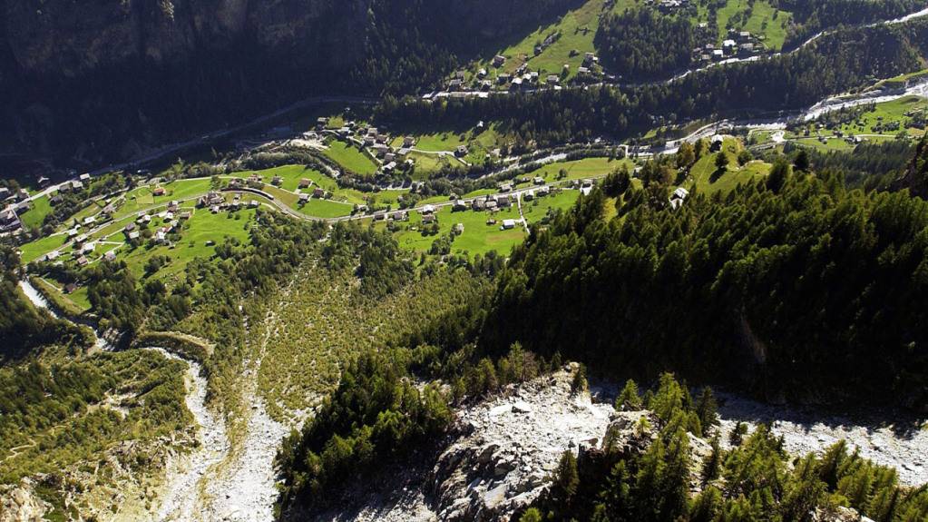 Blick auf die Gemeinde St. Niklaus und eine instabile Felswand, welche schon 2002 darunter liegende Häuser bedrohte. (Archivbild)