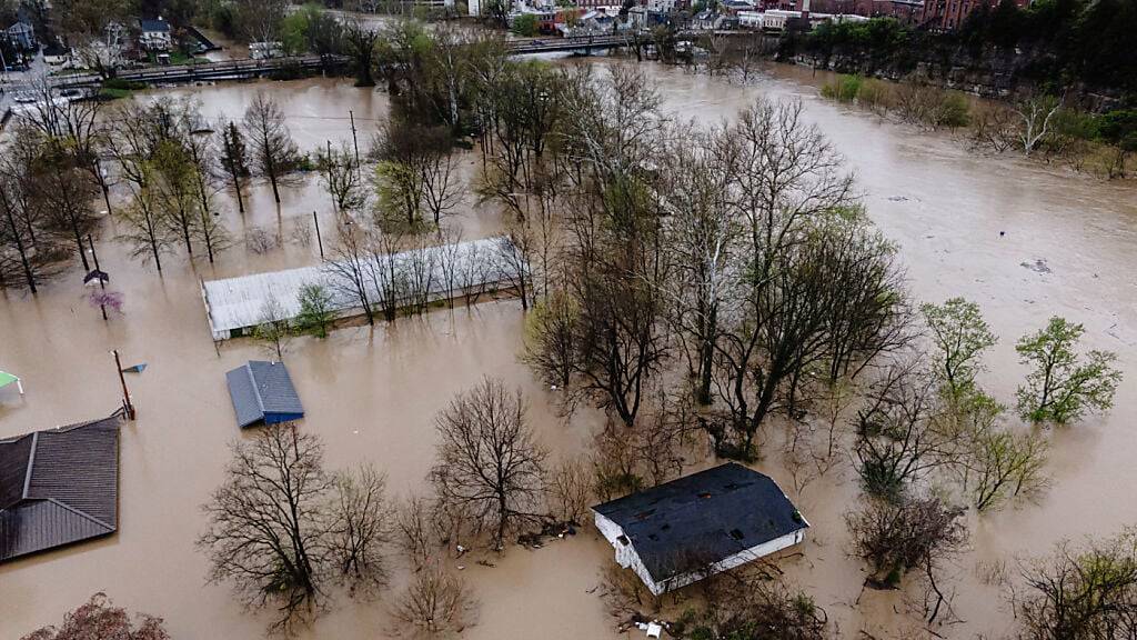 Diese Luftaufnahme zeigt ein überschwemmtes Wohnviertel. Foto: Jon Cherry/AP/dpa