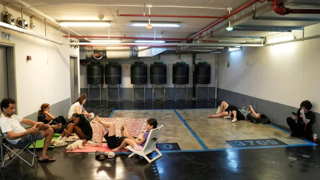 dpatopbilder - Menschen sitzen in einem Schutzraum in Tel Aviv. Foto: Baz Ratner/AP/dpa