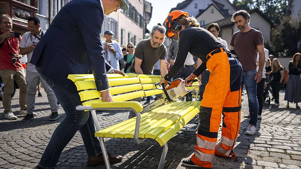 Zersägte Sitzbänke erweitern öffentlichen Raum in Schaffhausen