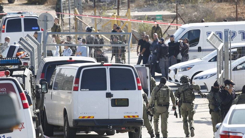 Im Westjordanland hat ein Palästinenser drei Israelis erschossen. Die Tat geschah beim Hintereingang der jüdischen Siedlung Har Adar. Sicherheitskräfte schossen daraufhin auf den Angreifer und töteten ihn.