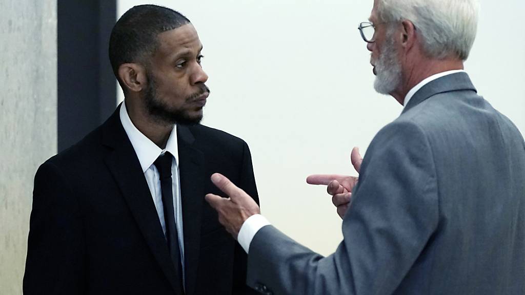Kecalf Franklin (l), ein Sohn von Aretha Franklin, spricht mit Rechtsanwalt Charles McKelvie vor einem Gerichtssaal. Foto: Carlos Osorio/AP