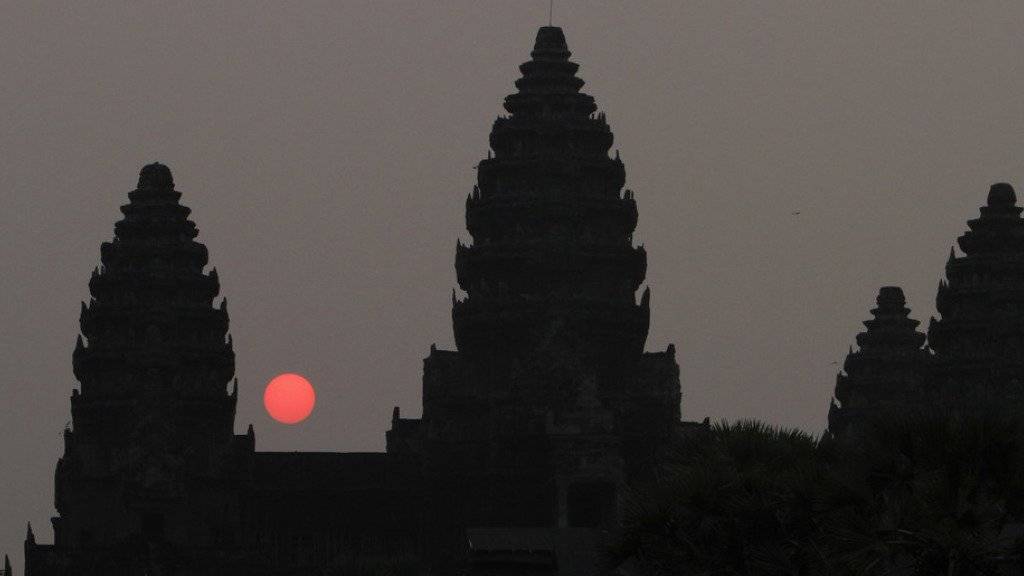 Sonnenuntergang über der kambodschanischen Tempelanlage Angkor Wat. Um die Würde des Ortes zu wahren, haben die Behörden Kleidervorschriften für Touristen erlassen. (Archiv)