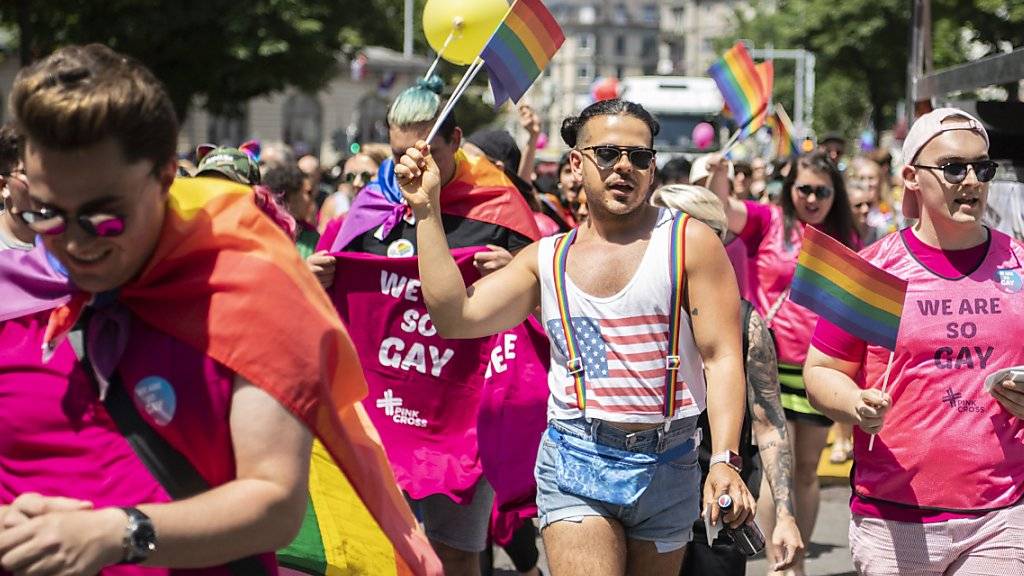 Unter dem Motto „Same Love – Same Rights“ fordern die Teilnehmenden des Zurich Pride Festivals die Zivil-Ehe für alle.