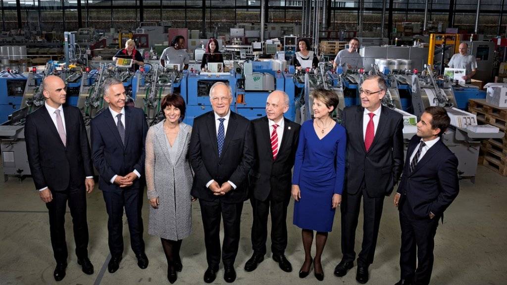 Von links: Bundesrat Alain Berset, Bundesrat Didier Burkhalter, Bundesrätin Doris Leuthard, Bundespräsident Johann Schneider-Ammann, Bundesrat Ueli Maurer, Bundesrätin Simonetta Sommaruga, Bundesrat Guy Parmelin und Bundeskanzler Walter Thurnherr.