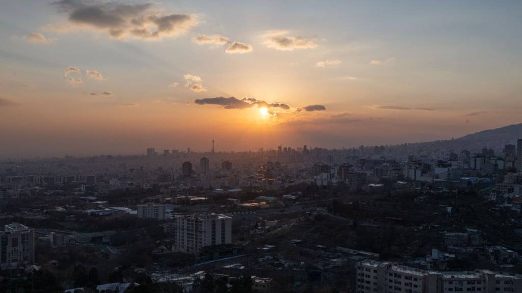 ARCHIV - In der Millionenmetropole Teheran brechen Sonnenstrahlen gegen Abend durch ein paar Wolken. (zu dpa: «Berichte: Luftabwehrsystem über Teheran aktiviert») Foto: Arne Immanuel Bänsch/dpa