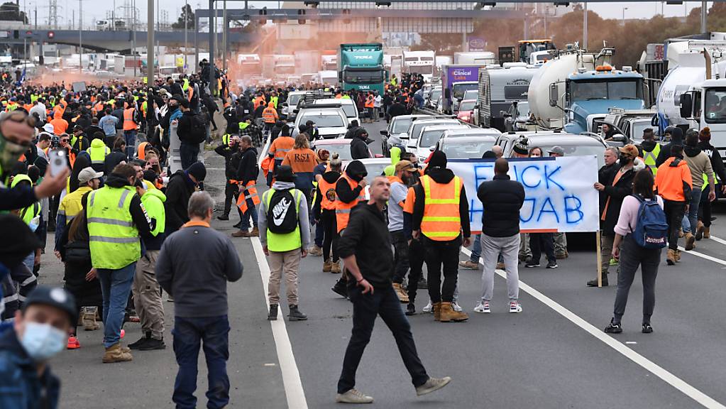 CMFEU construction workers and far right activists are seen protesting on the West Gate Freeway in Melbourne, Tuesday, September 21, 2021. (AAP Image/James Ross) NO ARCHIVING