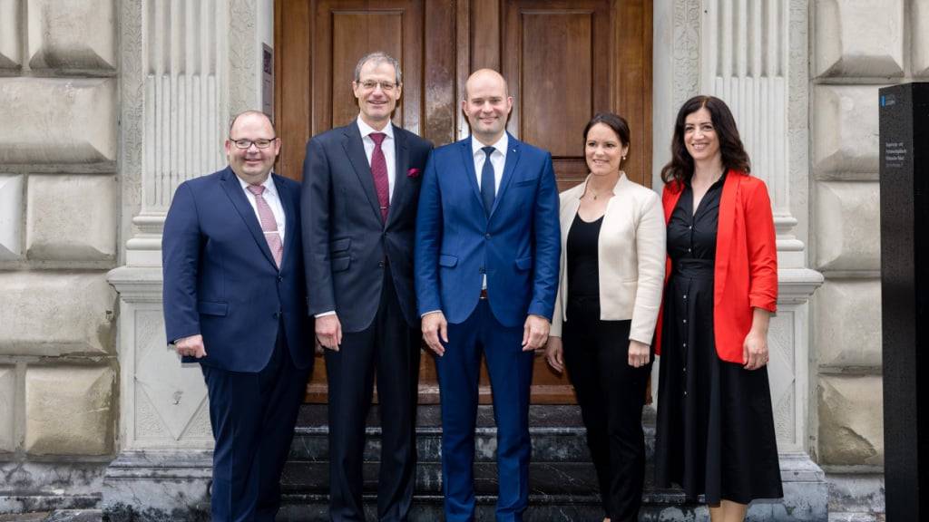 Von links: Der Luzerner Regierungsrat mit Armin Hartmann (SVP), Reto Wyss (Mitte), Fabian Peter (FDP), Michaela Tschuor (Mitte) und Ylfete Fanaj (SP).