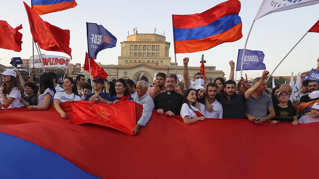 Anhänger des ehemaligen Präsidenten Kocharyan nehmen an einer Kundgebung zu seiner Unterstützung vor den bevorstehenden Parlamentswahlen im Zentrum von Jerewan teil. Die vorgezogenen Parlamentswahlen findet am Sonntag, 20. Juni 2021, statt.
