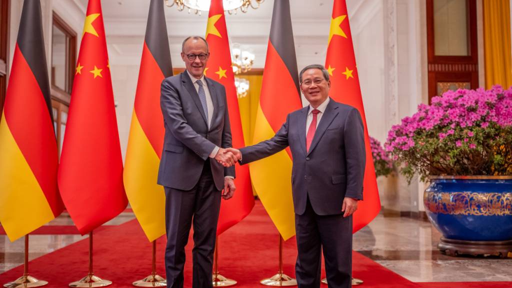 dpatopbilder - Bundeskanzler Friedrich Merz (CDU) wird von Li Qiang, Ministerpräsident von China, mit militärischen Ehren in der Großen Halle des Volkes begrüsst. Merz besucht erstmals als Bundeskanzler China. Foto: Michael Kappeler/dpa