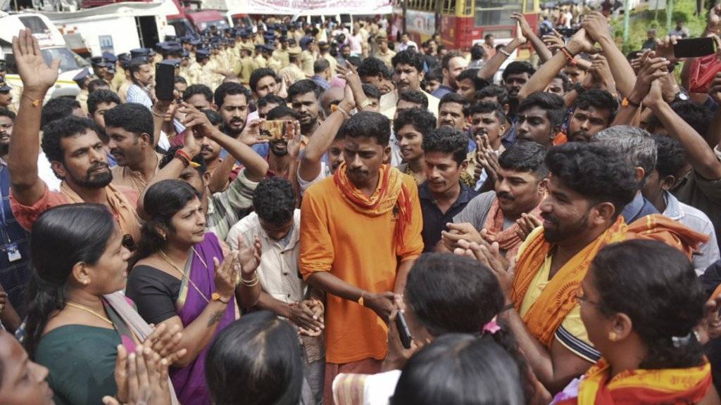 Weil ein bedeutender Tempel im südlichen Indien für Frauen geöffnet werden sollte, haben Hindu-Hardliner protestiert und Journalistinnen und Pilgerinnen angegriffen.