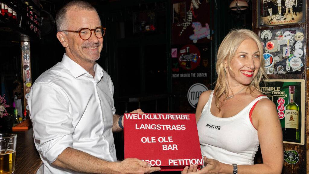 Ein «Urzürcher» nimmt die Langstrassen-Petition entgegen