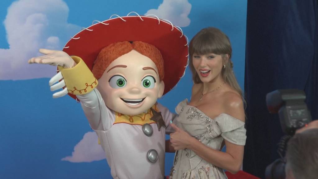 Taylor Swift überrascht mit Auftritt bei der Premiere von «Toy Story 5»