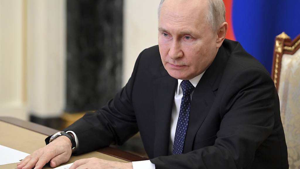 Das von der staatlichen russischen Nachrichtenagentur Sputnik via AP veröffentlichte Bild zeigt Wladimir Putin, Präsident von Russland, bei einer Videokonferenz in Moskau. Foto: Alexander Kazakov/Pool Sputnik Kremlin/AP/dpa