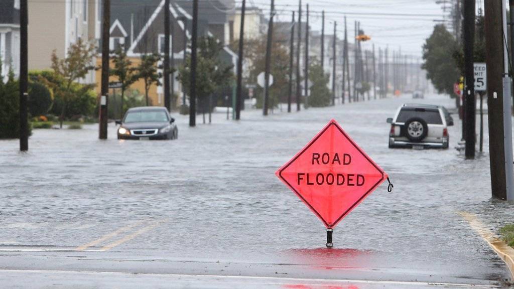 Teile der US-Ostküste wie hier Sea Isle City in New Jersey stehen bereits unter Wasser - die Behörden warnen vor noch grösseren Fluten.