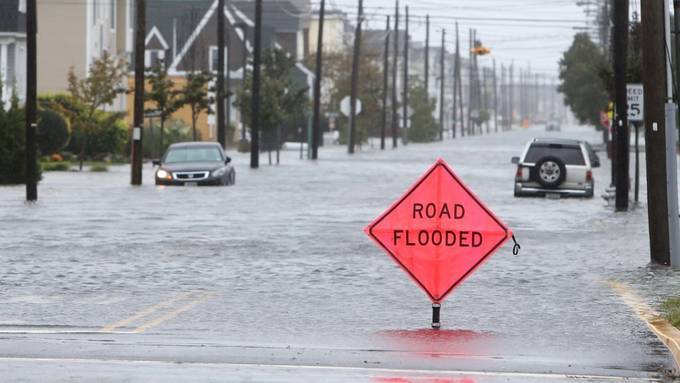 Hurrikan und Tief setzen Ostküste der USA unter Wasser