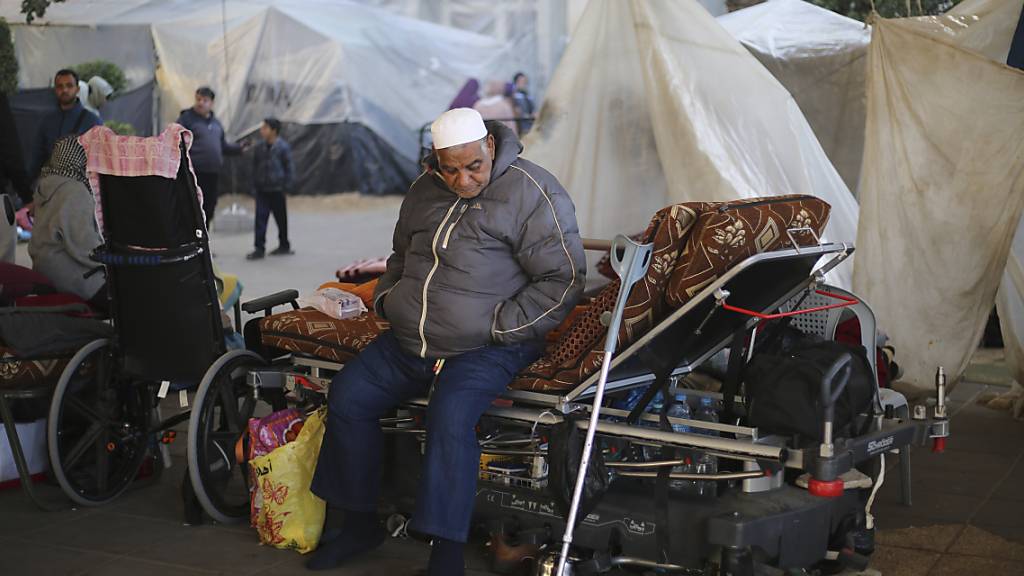 Palästinenser suchen am Gaza European Hospital Schutz vor den israelischen Luftangriffen. Foto: Hatem Ali/AP/dpa