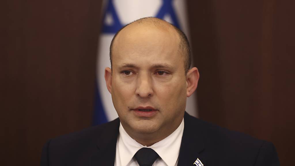 Naftali Bennett, Premierminister von Israel, will gemeinsam mit dem Parlament mit der Verabschiedung des Haushaltes beginnen. Die Genehmigung des Budgets ist entscheidend für den Fortbestand der Regierung. Foto: Ronen Zvulun/Pool Reuters/AP/dpa