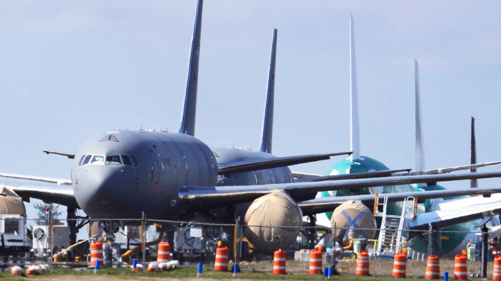 ARCHIV - KC-46-Tankflugzeuge der U.S. Air Force, die von Boeing gebaut werden, sind auf dem Flughafen Paine Field geparkt. Foto: Ted S. Warren/AP/dpa