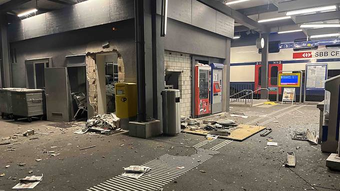 Geldautomat aufgesprengt – riesiger Schaden an Bahnhofsgebäude