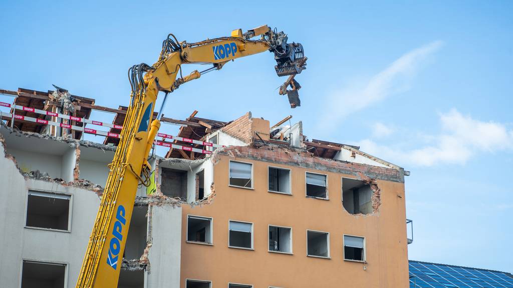 Abbrucharbeiten für den neuen Campus in Biel/Bienne haben begonnen.