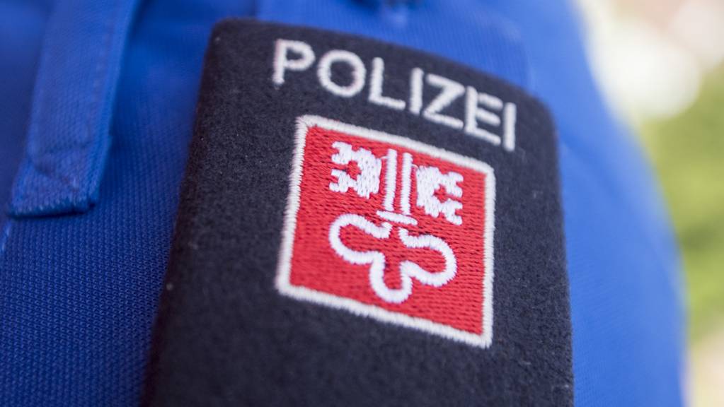 In Buochs NW endete die Lernfahrt einer jungen Automobilistin laut Angaben der Nidwaldner Kantonspolizei in einer Hausmauer. (Symbolbild)