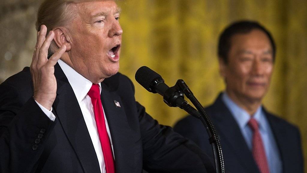 Milliardeninvestition: US-Präsident Donald Trump kündigt im Beisein des Foxconn-Gründers und Verwaltungsratspräsidenten Terry Gou (rechts) den Bau einer neuen Fabrik in den USA an.