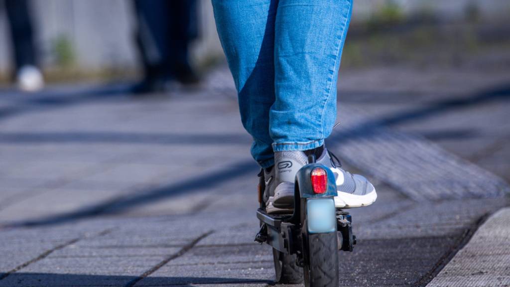 Tatwaffe E-Trottinett: Ein 38-Jähriger wollte sich einer Kontrolle entziehen und fuhr einen Polizisten über den Haufen. Dieser erlitt unter anderem ein Schädel-Hirn-Trauma. (Archivbild)