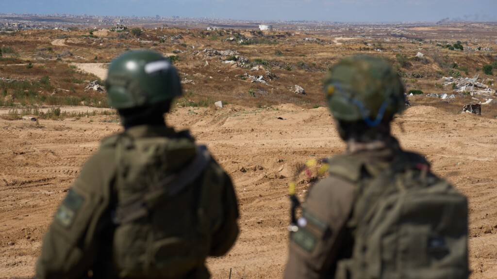 Israelische Soldaten besetzen eine Militärposition mit Blick auf die sogenannte Gelbe Linie im zentralen Gazastreifen. Foto: Ariel Schalit/AP/dpa