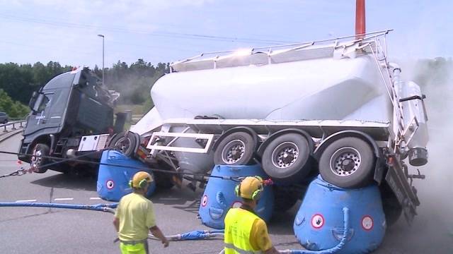 40-Tönner kippt im Kreisel