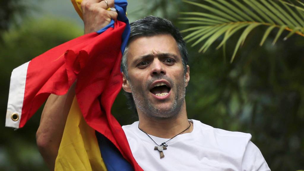 Leopoldo Lopez, Oppositionsführer in Venezuela, ist nach knapp eineinhalb Jahren in der spanischen Botschaft in Caracas aus Venezuela geflüchtet.