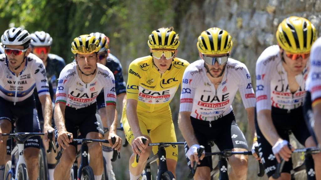 Tadej Pogacar (im Maillout jaune) kann auch an der diesjährigen Tour de France wieder auf ein starkes Team zählen