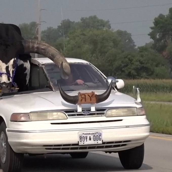 Bulle Howdy Doody reist im Auto durch Nebraska