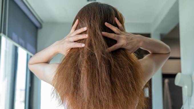 Haarausfall wegen Haargummis und Mützen? Wir decken die grössten Mythen auf