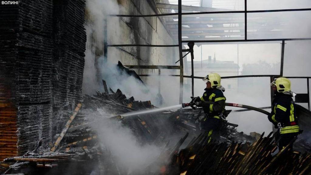 HANDOUT - Auf diesem vom ukrainischen Katastrophenschutz zur Verfügung gestellten Foto löschen Feuerwehrleute ein Feuer nach einem russischen Angriff in der Region Wolhynien. Foto: Uncredited/Ukrainian Emergency Service/AP/dpa - ACHTUNG: Nur zur redaktionellen Verwendung und nur mit vollständiger Nennung des vorstehenden Credits