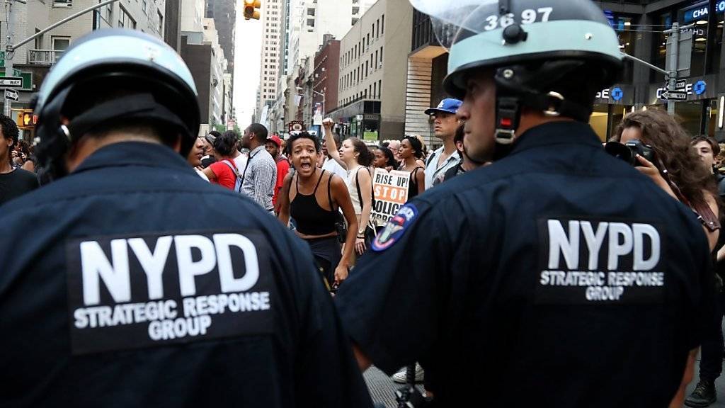 Behelmte Polizisten vor einigen Tagen bei einer Demonstration in New York: Künftig sollen Polizisten in New York mit schusssicheren Helmen auf Patrouille gehen. (Archivbild)