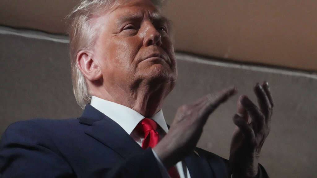 ARCHIV - Basketball, Männer: NBA, Finale, 3. Spieltag, New York Knicks - San Antonio Spurs. US-Präsident Donald Trump besucht das Spiel. Foto: Mark Schiefelbein/AP/dpa