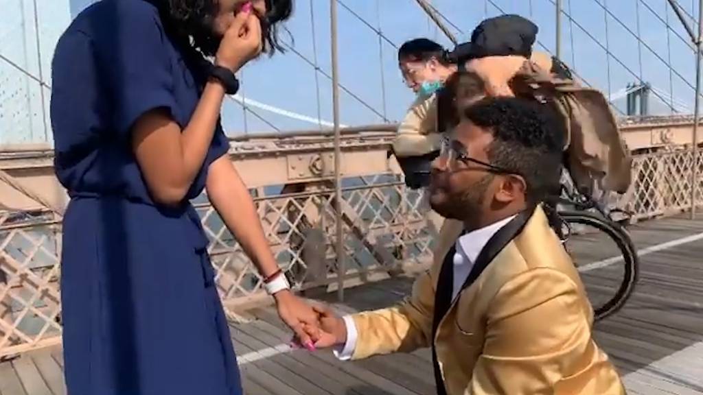 Velofahrer crasht romantischen Antrag auf Brooklyn Bridge