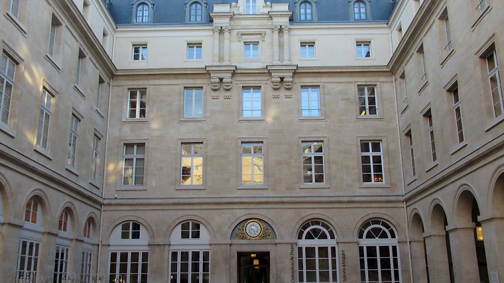 Der Eingang in das Hôtel de la Marine in Paris, in dem sich die Ausstellungsräume zu «Kunstschätze der Sammlung Al Thani» befinden. Die hochkarätigen Werke waren bislang nur in Sonderausstellungen in großen Museen in London und New York zu sehen. Foto: Sabine Glaubitz/dpa