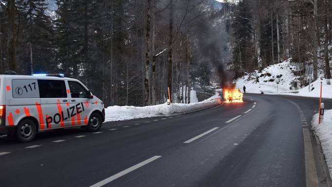 Fahrzeug fängt Richtung Engelberg Feuer