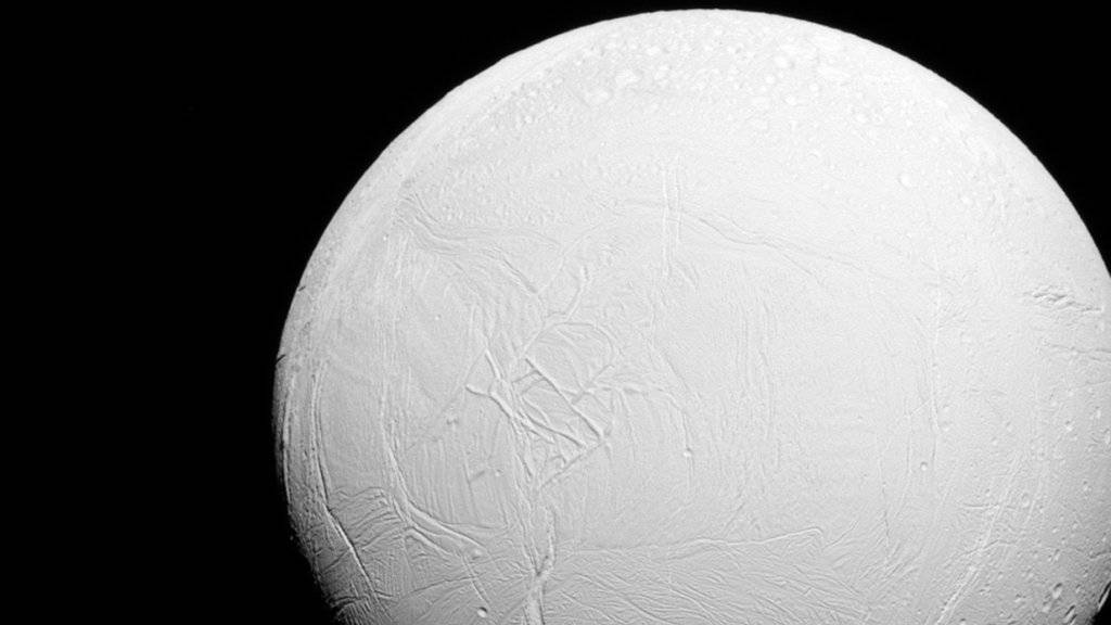 Ein im Juli gemachtes Bild des Saturn-Mondes Enceladus. Er scheint eine Art Eiskugel zu sein, aus dessen Inneren Vulkane und Geysire hohe Fontänen aus Wassereispartikeln spucken. (Archiv)