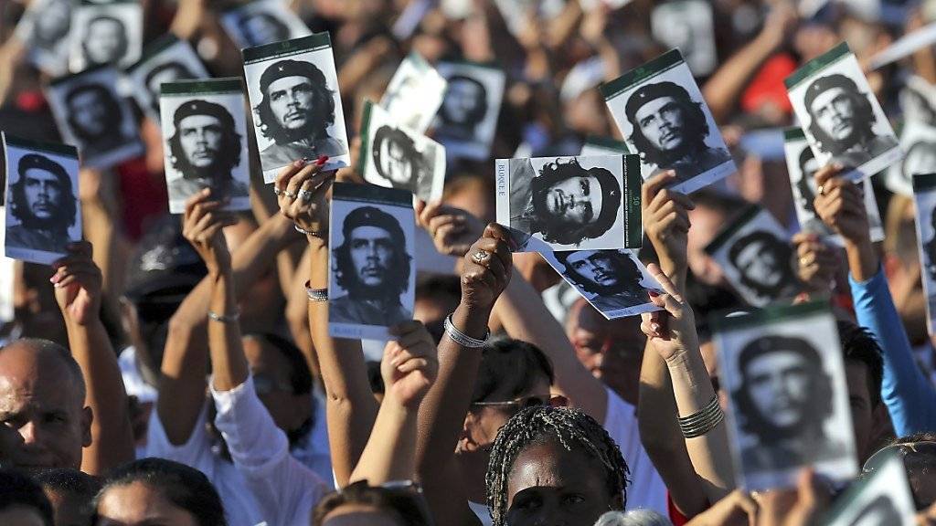 Menschen auf Kuba und in anderen südamerikanischen Ländern gedenken dem vor 50 Jahren erschossenen Guerillakämpfer Che Guevara.