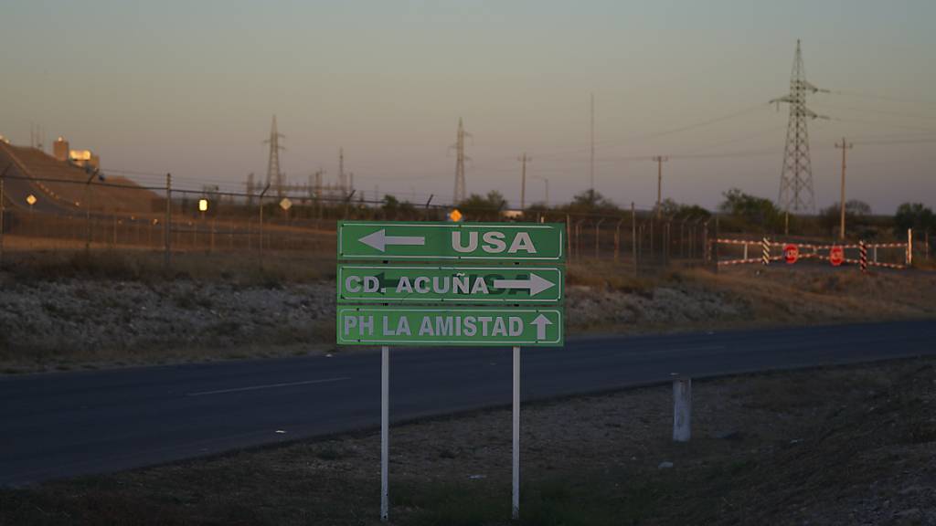 Ein Verkehrsschild weist Autofahrern in Mexiko den Weg in die USA. Foto: Fernando Llano/AP/dpa