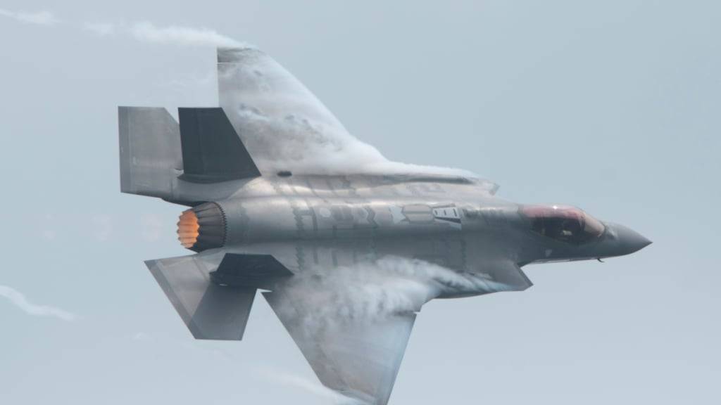 ARCHIV - Ein F-35A-Kampfjet fliegt auf der 60. Chicago Air  Water Show. Foto: Colin Boyle/Chicago Sun-Times/AP/dpa