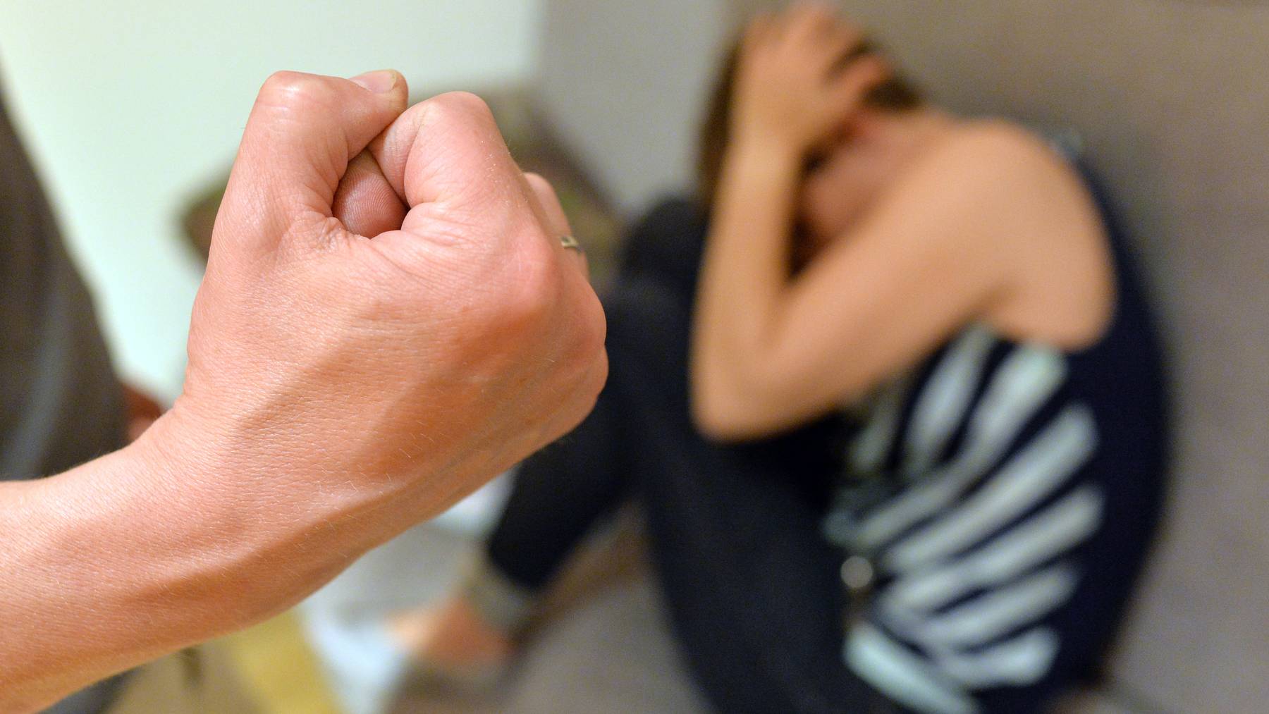 Der Kanton Zürich ergreift Sofortmassnahmen für die Hilfe von Opfern von Häuslicher Gewalt. (Symbolbild)