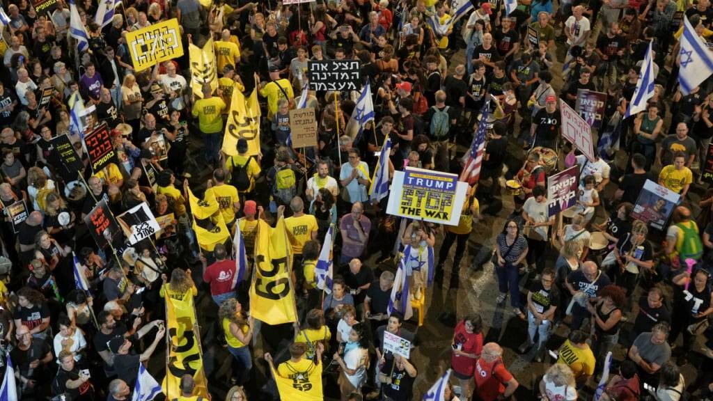 Menschen nehmen in Tel Aviv an einer Demonstration teil und fordern die sofortige Freilassung der von der Hamas im Gazastreifen festgehaltenen Geiseln. Foto: Oded Balilty/AP/dpa