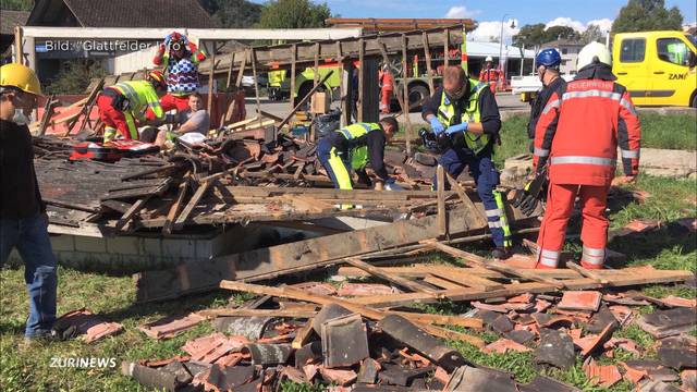 Zwei Schwerverletzte nach Dacheinsturz in Glattfelden