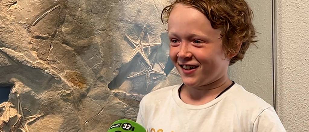 9-jähriger Bub erklärt Kindern im Naturmuseum die Ausstellung